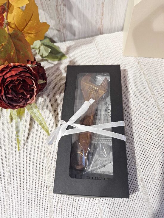 Šokolādes instruments - uzgriežņu atslēga